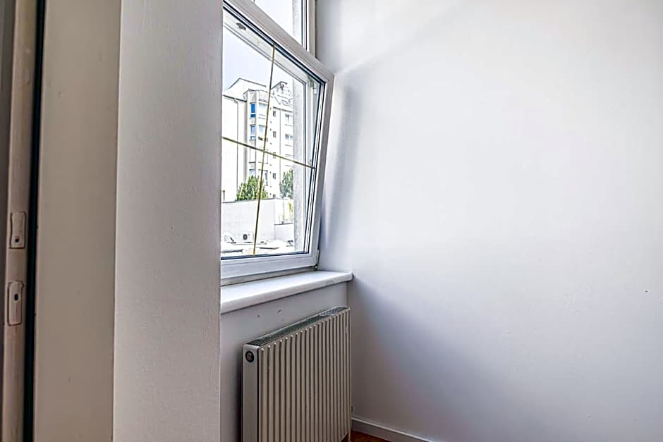 Near Schönbrunn - Economy Rooms in Shared Apartment at Meidling Train Station