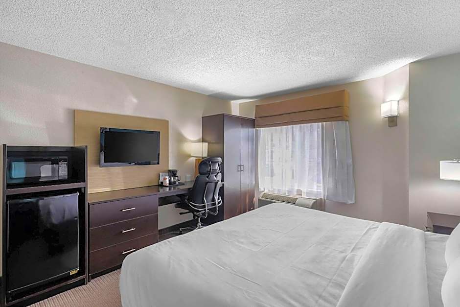 Clarion Inn & Suites DFW North