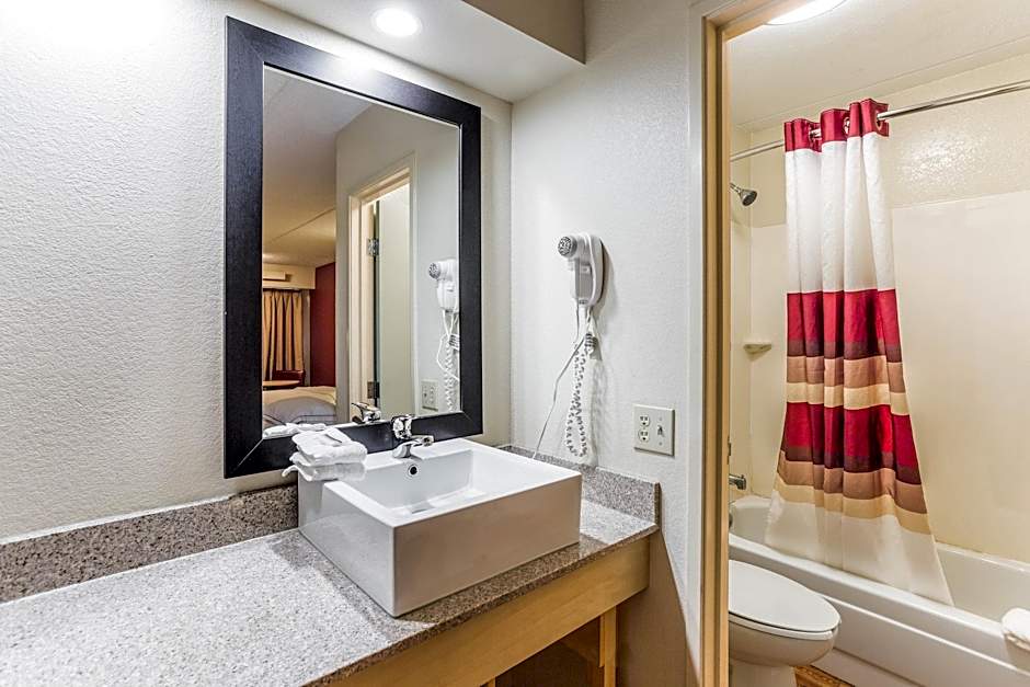 Red Roof Plus Nashville North - Goodlettsville