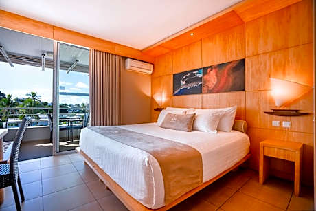 Studio with King Size Bed - Poolside