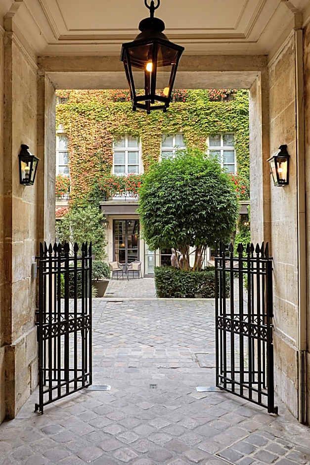 Le Pavillon De La Reine