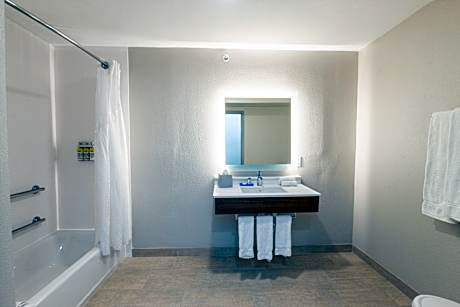 2 Queen Beds Standard Mobil Access Tub