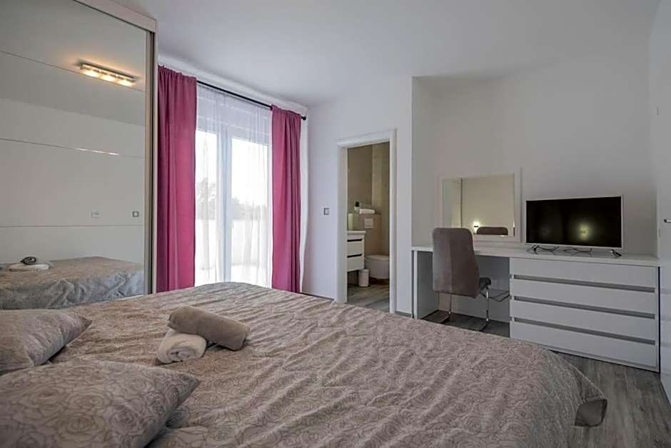 Holiday home "Villa Blue Lake" - Private Heated pool, Hotube