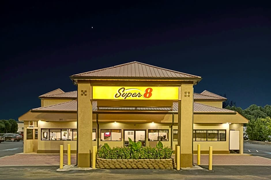 Super 8 by Wyndham Suwanee