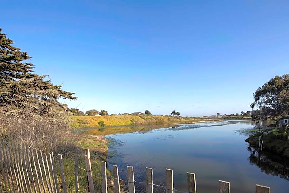 Inn At Moss Landing Point