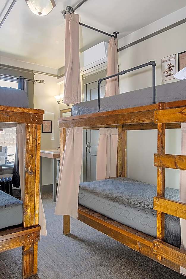 Gardner Hotel & Hostel