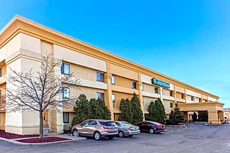 La Quinta Inn & Suites by Wyndham Milwaukee Airport / Oak Creek