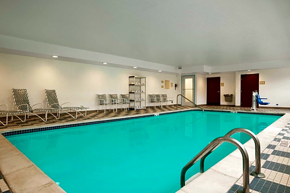 Country Inn & Suites by Radisson, Dearborn, MI