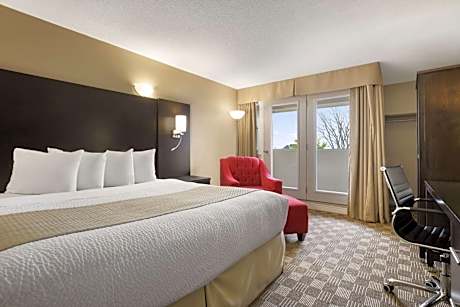 Days Inn & Suites by Wyndham North Bay Downtown