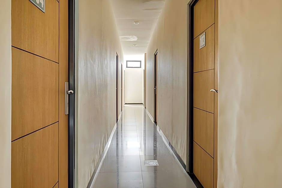 RedDoorz Syariah near Airlangga University Campus B