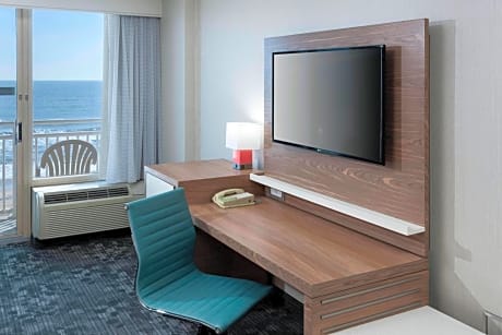 One-Bedroom Queen Suite Corner - Oceanfront 