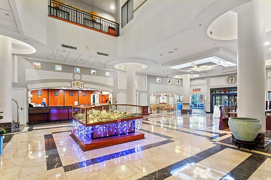 Wyndham Garden Baronne Plaza
