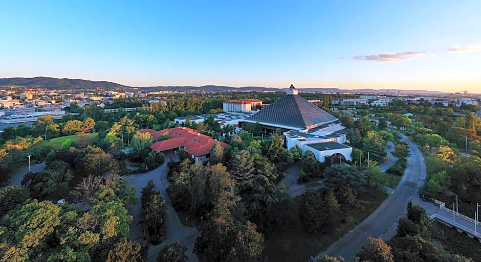 EVENTHOTEL PYRAMIDE & CONGRESS CENTER