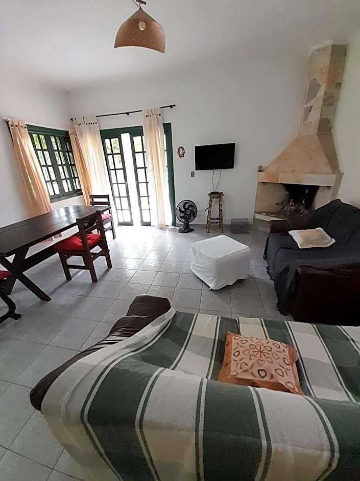 Flor Casa 2 dorms com ar, churrasqueira, cond fech, piscina