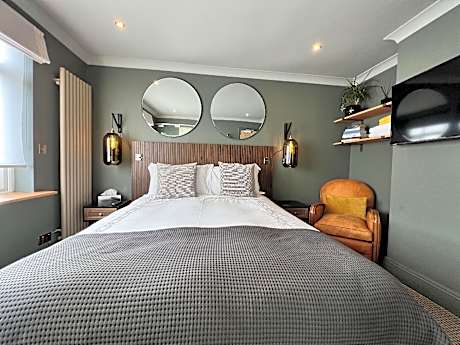 King-Ensuite with Shower