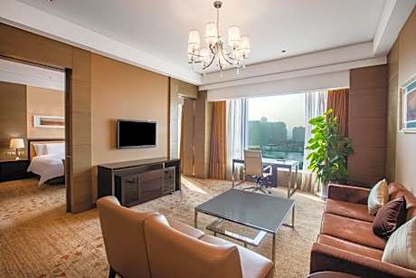 1 King One-Bedroom Suite-Lake View