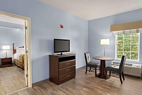 One-Bedroom King Suite - Non-Smoking