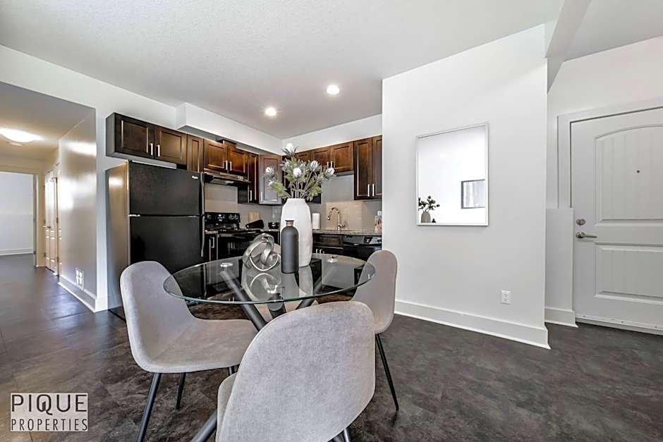 Stunning Modern Suite - King Bed - Free Parking & Netflix - Fast Wi-Fi - Long Stays Welcome