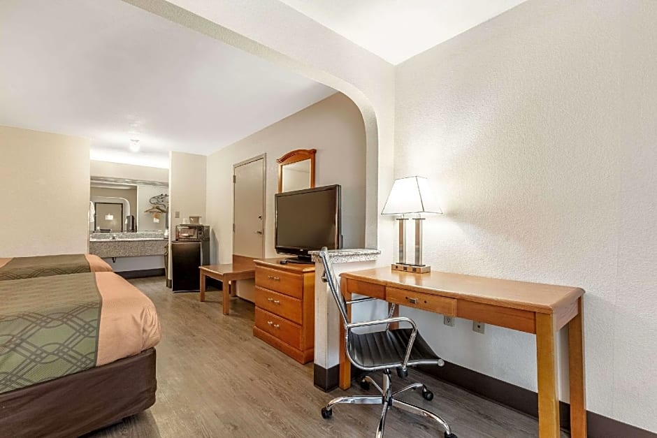 Econo Lodge Inn & Suites Memphis East