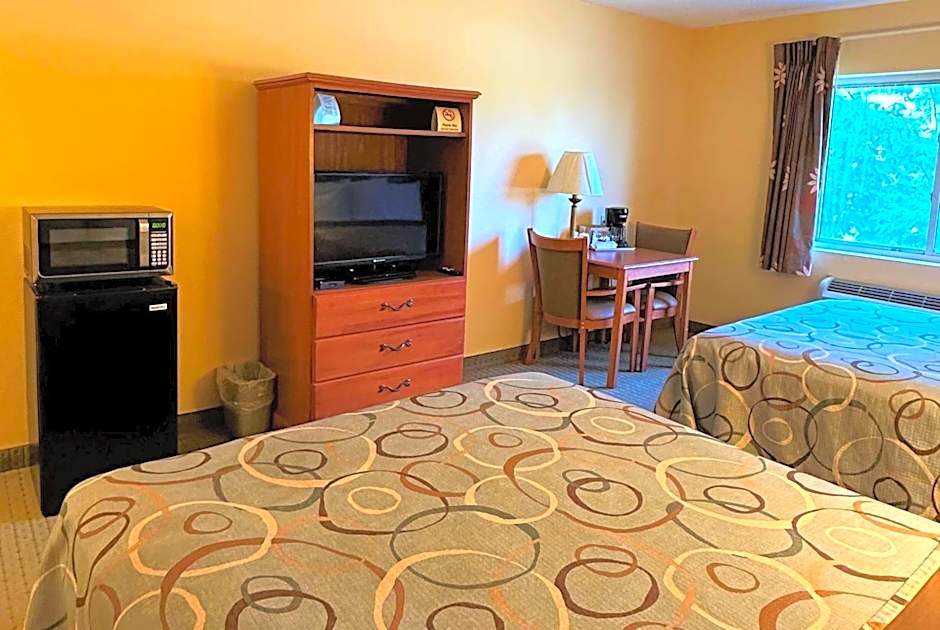 Super 8 by Wyndham Topeka at Forbes Landing