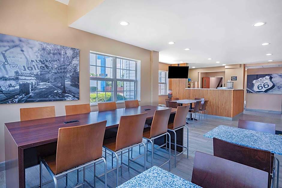 Super 8 by Wyndham Joliet