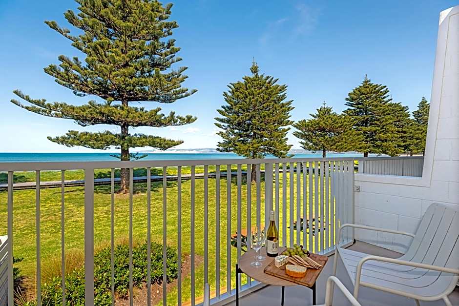 Whispering Sands Beachfront Motel