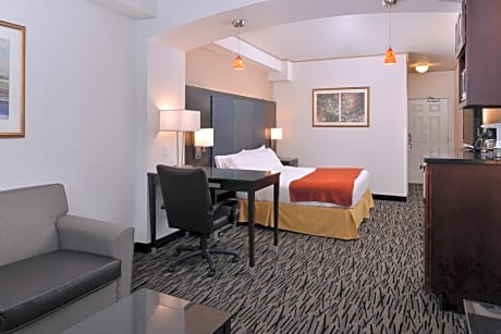 King Suite with Communication Mobility Accessible Tub