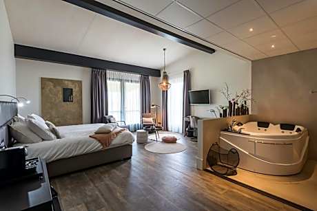 Deluxe Suite with Spa Bath