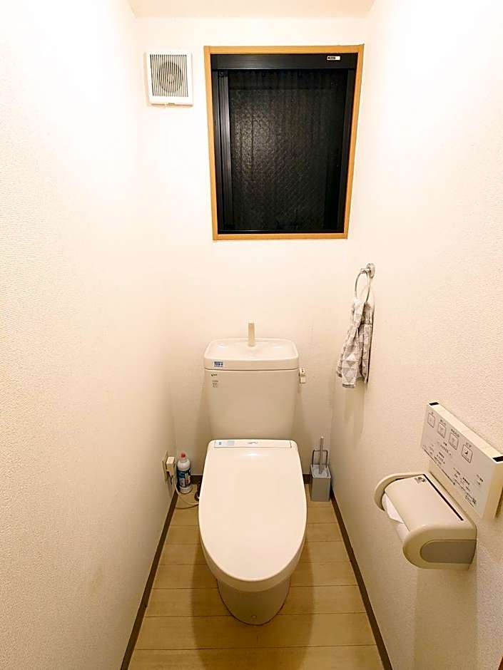 honeys guest house elevator , wash machine, huge closet space, private bathroom, walk to skytree in 10 minutes