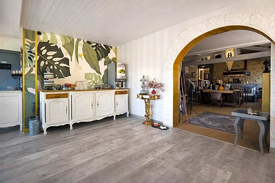 Hôtel Bien-Être Aux Cyprès de Marquay-Calme et élégance-Laissez-vous porter par une ambiance chaleureuse où chaque instant compte-Découvrez un havre de paix où nature et confort se marient pour vous offrir une expérience unique- Réservez dès aujourd'hui !