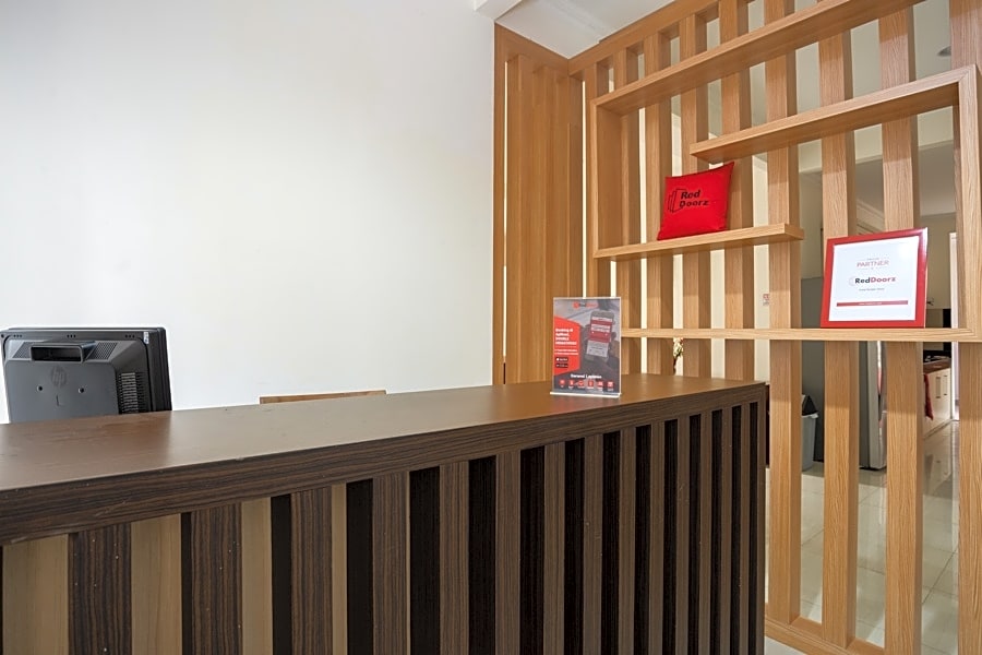RedDoorz Plus near Siloam Karawaci