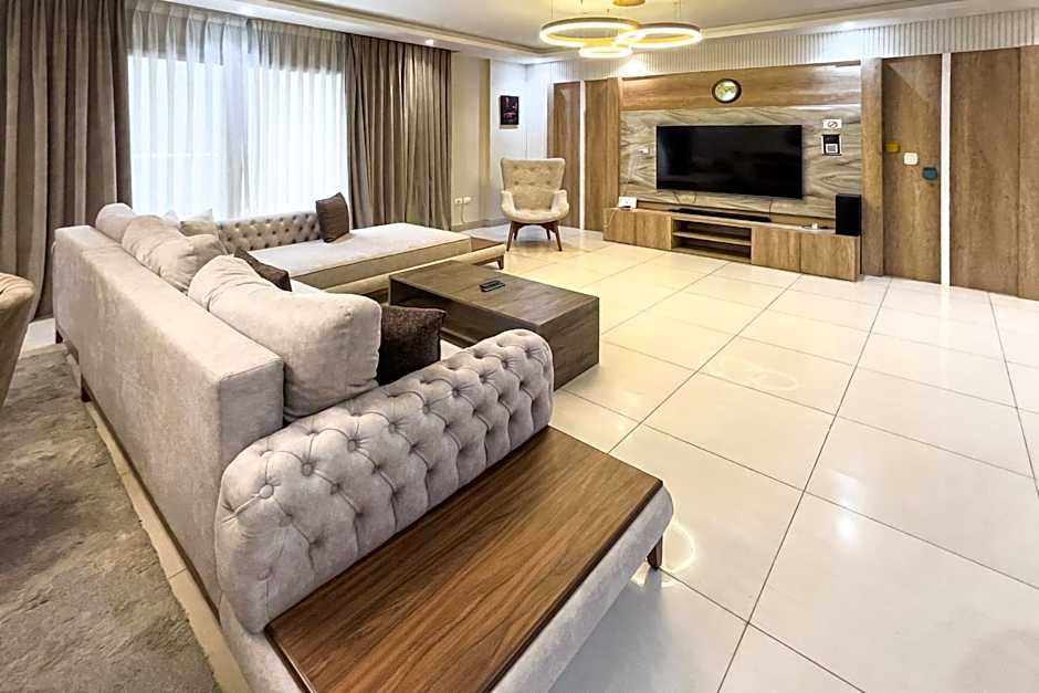 Calm & Classy 2BR - 5 min to Airport