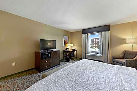 King Room with Roll-In Shower - Mobility and Hearing Access/Non-Smoking