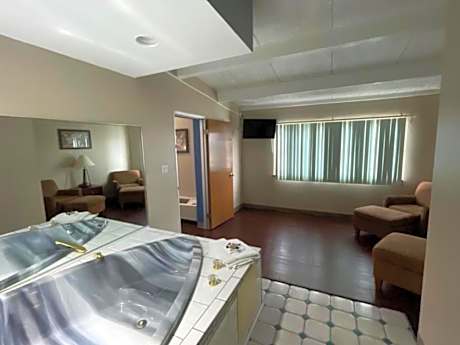 Queen Studio Suite - Non-Smoking
