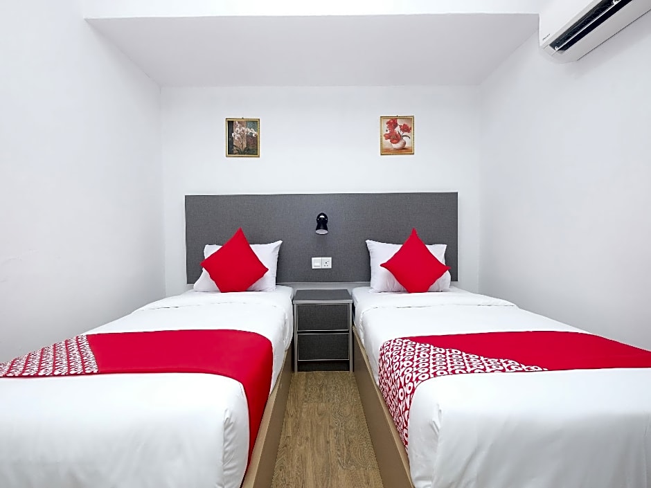 OYO 44043 First Garden Hotel