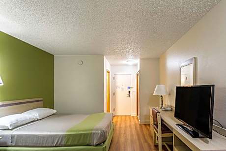 1 Queen Bed | ADA/Tub