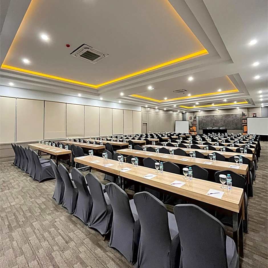 Front One Hotel Airport Solo