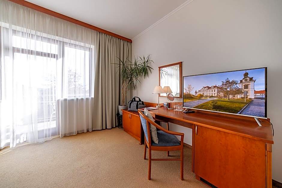 April hotel Panorama