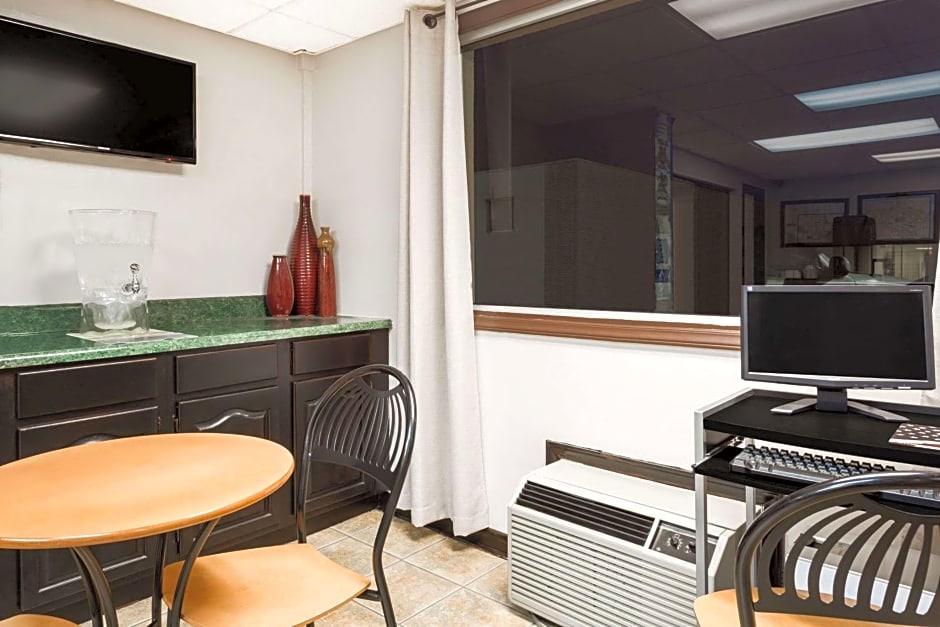 Super 8 by Wyndham Greensboro