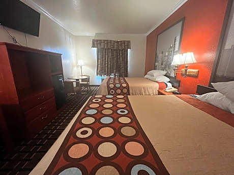 Queen Room with Two Queen Beds and Bath Tub - Mobility Accessible/Non-Smoking