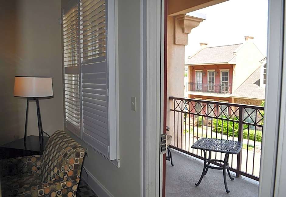 Carriage House Hotel