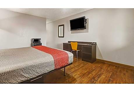 1 King Bed | Non-Smoking