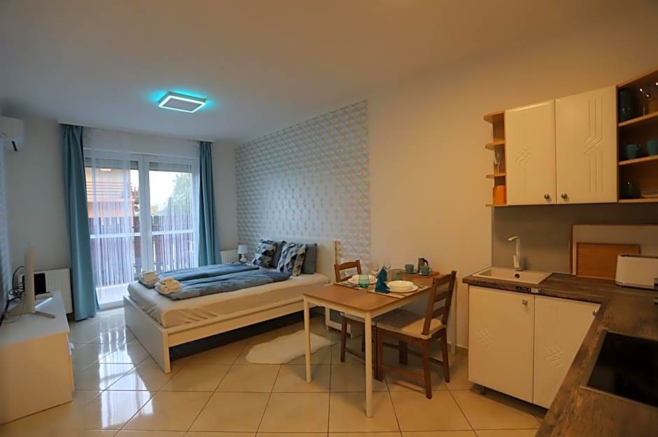 Airport Luxury Apartment with Balcony + Free parking
