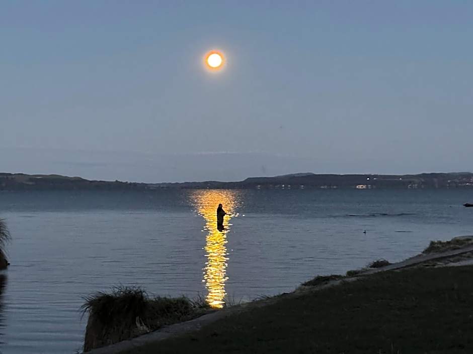 Jack & Di's Waiteti Lakefront Motel