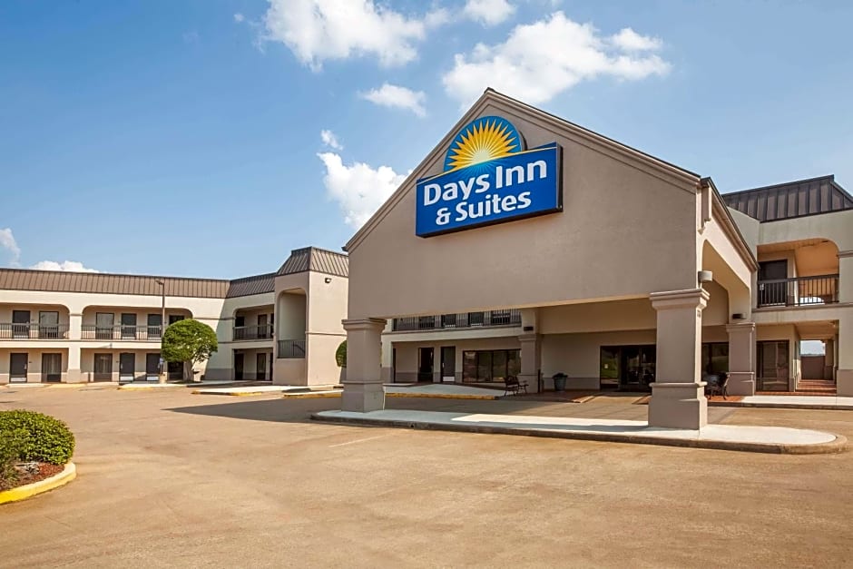 Days Inn & Suites by Wyndham Tyler