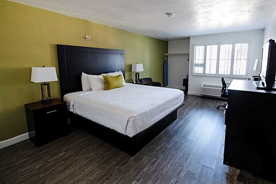 Photo 1 of 13 of Standard 1 King Bed