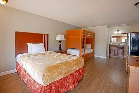 Family Studio Full Bed with Bunk Bed