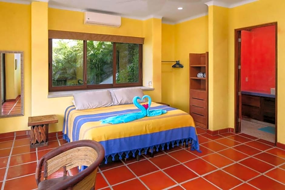 Villa Kiwi. Huge Pool, Steps To Town n Beach. 6 plus BRM 7.5 BTH 3 KCN