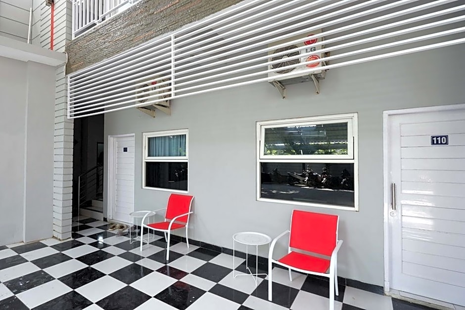 RedDoorz near Solo Square 3