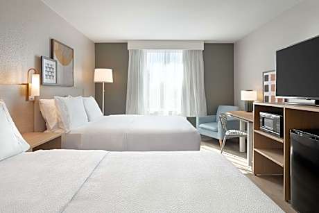2 Queen Beds Mobility Accessible With Bathtub